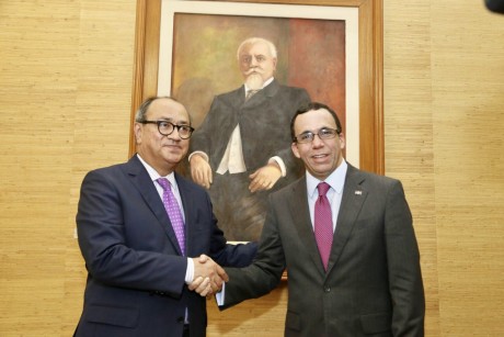  imagen Ministro Andr&eacute;s Navarro junto a su hom&oacute;logo de M&eacute;xico se dan la mano. 