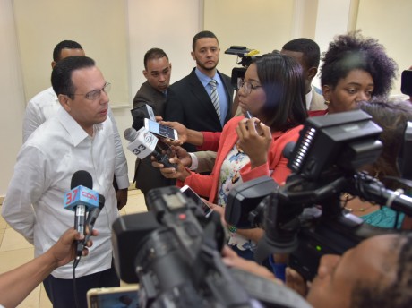  imagen Pinistro Pe&ntilde;a Mirabal de pie dando declaraciones a los medios 