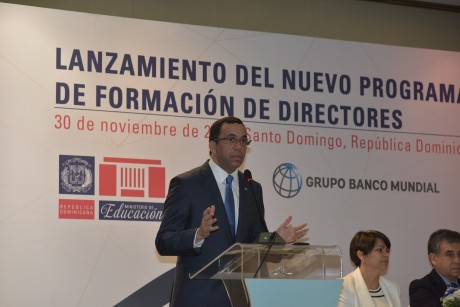 imagen Ministro Andr&eacute;s Navarro de pie en podium se dirige a cientos de personas en lanzamiento de programa de formaci&oacute;n de nuevos directores de escuelas&nbsp; 