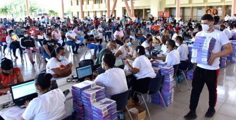  imagen El ministro de Educaci&oacute;n Roberto Fulcar encabezando la entrega de m&aacute;s de 30 mil equipos tecnol&oacute;gicos 