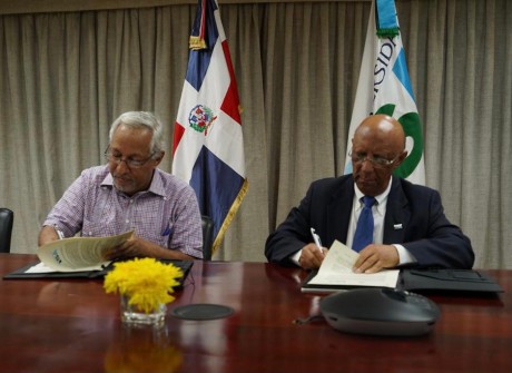  imagen Ministro de educaci&oacute;n &Aacute;ngel Hern&aacute;ndez y el rector de la Universidad ISA Benito Abad Ferreiras durante firma de acuerdo. 