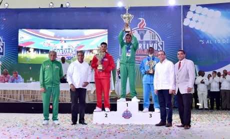  imagen Ministro Andr&eacute;s Navarro junto a Atletas destacados en los Juegos Deportivos Escolares. 