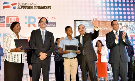  imagen Presidente Danilo Medina junto a Ministros Andr&eacute;s Navarro y Gustavo Montalvo&nbsp;entrega computadores a maestra Therma Caminero y estudiante Jefferson Morillo. 