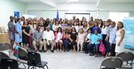  imagen Maestros de las Regionales Educativos 04, 05, 10, Santo Domingo II; 12, 15, Santo Domingo III; y 17,&nbsp; junto a personal de apoyo, durante cierre de Diplomado. 
