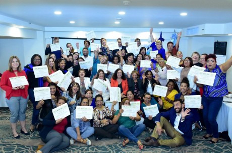  imagen Paritcipantes en el curso posan con sus certificados. 