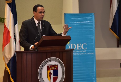  imagen Ministro Antonio Pe&ntilde;a Mirabal Expone ante asistentes de la actividad organizada por Iniciativa Dominicana por una Educaci&oacute;n de Calidad (IDEC). 