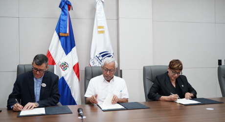  imagen Ministro de Educaci&oacute;n, &Aacute;ngel Hern&aacute;ndez firma convenio con varias instituciones para la ejecuci&oacute;n del proyecto Unidades de Intervenci&oacute;n Terap&eacute;utica Territoriales (UITT) 