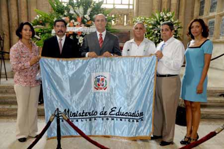  imagen Ministerio de Educación deposita ofrenda floral por natalicio de la educadora Salomé Ureña 