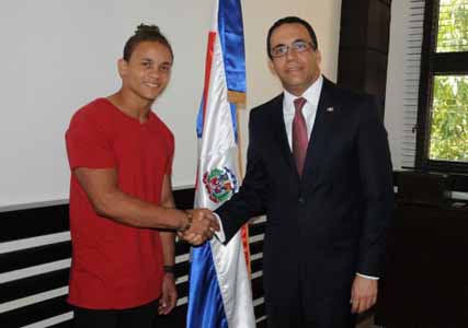  imagen Ministro Andr&eacute;s Navarro estrecha la mano del gimnasta Audrys Nin Reyes. 