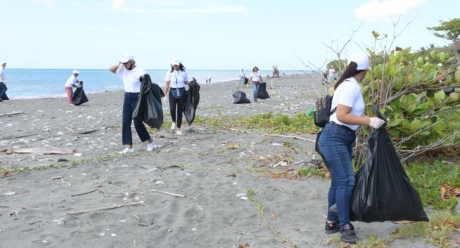  imagen Empleados de INABIMA participan de una jornada de limpieza e higienizaci&oacute;n en la playa en Ban&iacute;. 