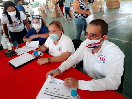  imagen Elpidio Ulloa, director regional Cibao Norte del INABIE y Yudelka Tobal de la misma Direcci&oacute;n 