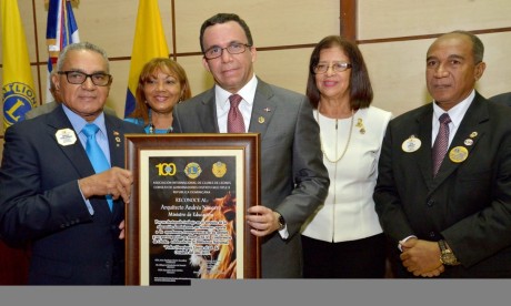  imagen Ministro de Educaci&oacute;n Andr&eacute;s Navarro recibe reconocimiento. 