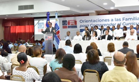  imagen Ministro Andr&eacute;s Navarro de pie desde podium se dirige a cientos de miembros de las APMAES de la region Este&nbsp; 