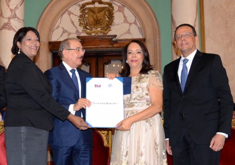  imagen La periodista Emilia Pereyra recibe el premio de las manos del presidente Danilo Medina 