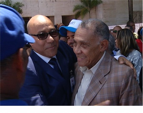  imagen Coordinador del Gabinete Ministerial abraza a&nbsp;Ezequiel Molina. 