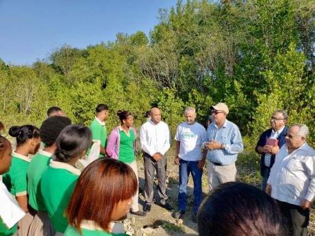  imagen Estudiantes de secundaria mientras reciben charla sobre la importancia de los humedales para el ecosistema y la vida. 