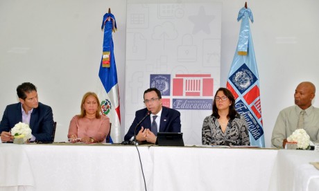  imagen Ministro Andr&eacute;s Navarro&nbsp;en el centro, a su izquierda directora Cristina Amiama, a su derecha&nbsp;Denia Burgos, entre otros representantes. 