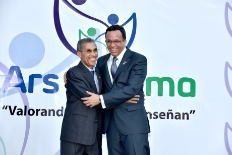  imagen Ministro Andr&eacute;s Navarro y Doctor Enriquillo Matos, director del SEMMA se dan abrazo fraternal en lanzamiento de la Nueva imagen del SEMMA. 