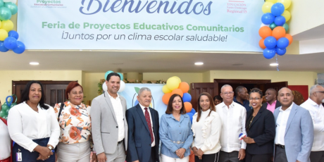  imagen Directores regionales y otras personalidades que estuvieron presentes en la actividad, posan para una fotograf&iacute;a. 