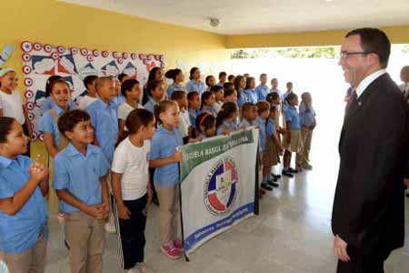  imagen Ministro Andr&eacute;s Navarro frente a grupo de estudiantes formados. 