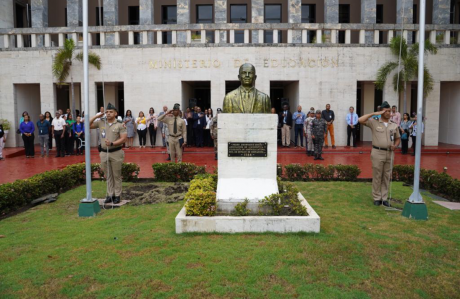  imagen El Ministerio de Educaci&oacute;n de la Rep&uacute;blica Dominicana (MINERD) conmemor&oacute; este lunes el 58 aniversario de la Revoluci&oacute;n del 24 de Abril de 1965 con un acto en la explanada Pedro Henr&iacute;quez Ure&ntilde;a de la sede. 