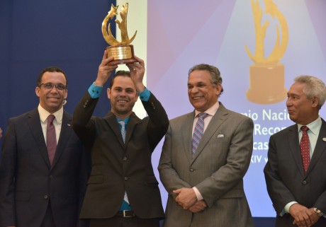  imagen Ministro Andr&eacute;s Navarro junto al Ministro Ventura Camejo entregan premio a la Calidad Institucional&nbsp; 