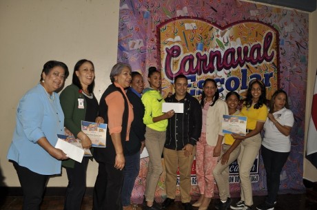  imagen Miembros de comparsas ganadoras recibiendo sus premios. 