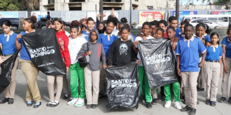 imagen Estudiantes limpiando las playas 