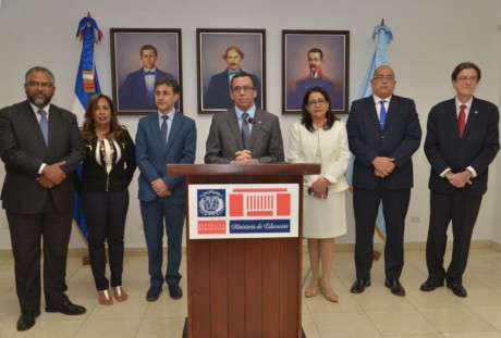  imagen Ministro Andr&eacute;s Navarro se dirige a los medios&nbsp; 