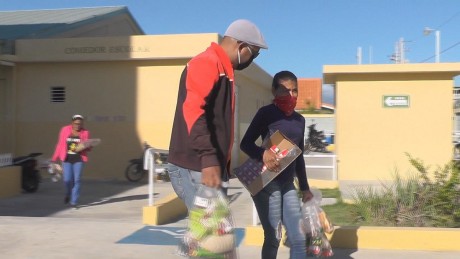  imagen Padres de estudiantes recibiendo la ayuda de comida ofrecida por el ministerio 