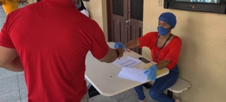  imagen &ldquo;Las familias, cuando llegan al centro, son recibidas por un personal, se dirigen hasta el lugar en donde se confirma el nivel al que pertenece el ni&ntilde;o y se le entrega un ticket con el que retira la porci&oacute;n en el centro de acopio&rdquo;, indic&oacute;.
&nbsp; 