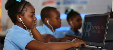  imagen Estudiantes frente a computador. 