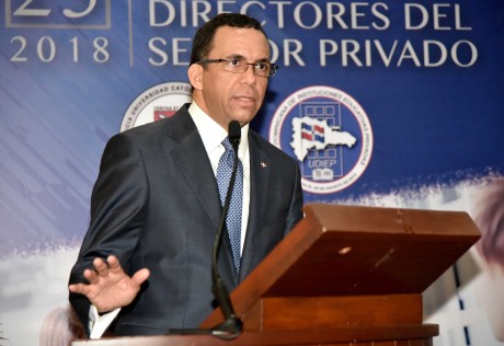  imagen Ministro Andr&eacute;s Navarro de pie desde podium exponiendo dircurso&nbsp; 