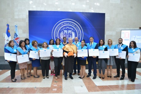  imagen Foto colectiva de los graduados por MINERD en la Universidad Next Business School de Espa&ntilde;a. 