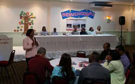  imagen Licda. Esperanza Ayala durante su participaci&oacute;n en la actividad. 