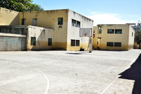  imagen Fachada de un centro educatvo en deterioro. 