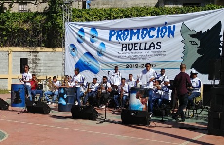  imagen Estudiantes de la promoci&oacute;n Huellas durante el evento de lanzamiento. 