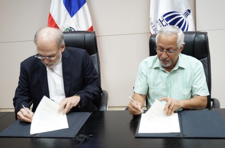  imagen Ministro &Aacute;ngel Hern&aacute;ndez junto al monse&ntilde;or V&iacute;ctor Masalles durante firma de acuerdo. 