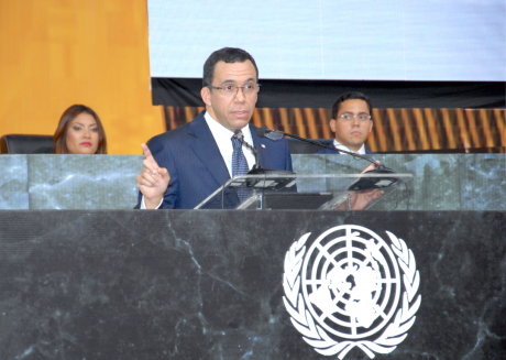  imagen Ministro Andr&eacute;s Navarro desde podium de Modelo de Naciones Unidas expresa discurso 