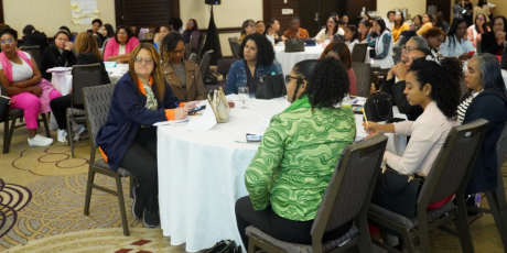  imagen Mujeres sentadas en el taller&nbsp; 