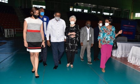  imagen La doctora Milagros Ortiz Bosch, directora de &Eacute;tica gubernamental y miembro de la Mesa de Veedur&iacute;a, quien asisti&oacute; al proceso de recepci&oacute;n de ofertas para la adquisici&oacute;n de dispositivos, calific&oacute; el proceso como correcto y oportuno, destac&oacute; la participaci&oacute;n que se ha dado a los observadores y el acceso que estos han tenido a cada uno de los pasos agotados durante la jornada.&nbsp;
&nbsp; 