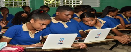  imagen Estudiantes utilizando sus equipos 