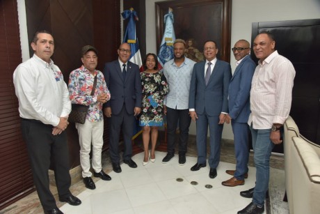  imagen Jugador de Grandes Ligas Robinson Can&oacute; en su visia al despacho del Ministro Antonio Pe&ntilde;a Mirabal. 