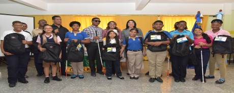  imagen Representantes de la&nbsp;Fundaci&oacute;n Francina Hungr&iacute;a durante el acto de entrega 