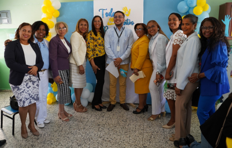  imagen Empleados del ministerio de Educaci&oacute;n y maestros del sistema escolar dominicano posan felices por la entrega de la nueva aula de educaci&oacute;n especial. 