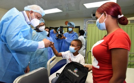 imagen El ministro de Educaci&oacute;n Roberto Fulcar visitando a los ni&ntilde;os pacientes de oncolog&iacute;a del hospital Robert Reid Cabral 