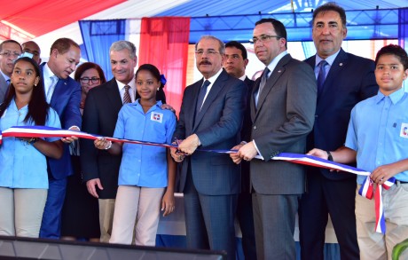  imagen Presidente Danilo Medina junto a Ministro Andr&eacute;s Navarro y dem&aacute;s autoridades educativas cortan cinta dejando inaugurado dos modernos centros en La Vega 
