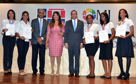  imagen Ministros Andr&eacute;s Navarro y Robiamny Balc&aacute;cer junto a parte de los 126 estudiantes que recibieron becas universitarias&nbsp; 